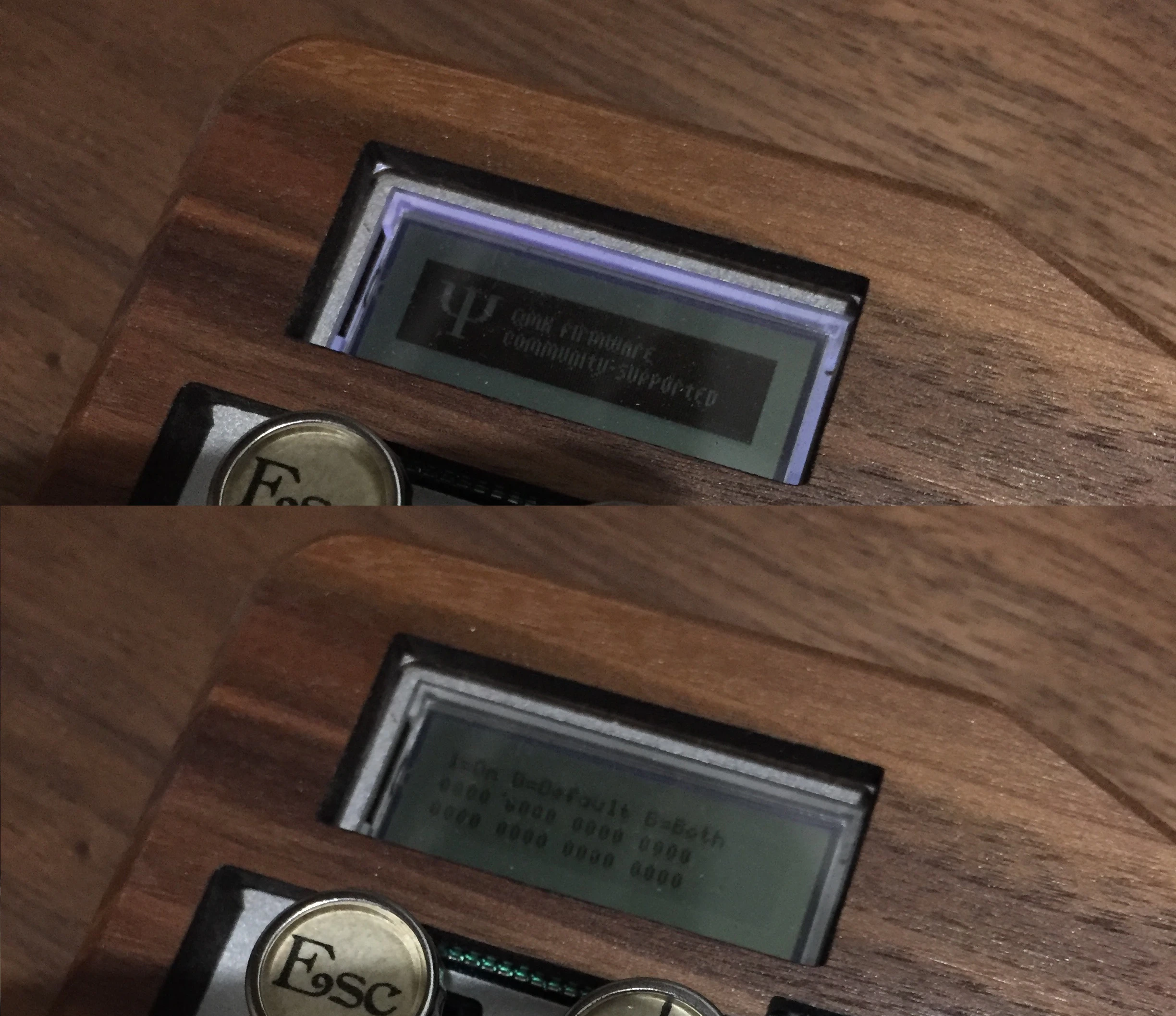 QMK へ書き換え後の LCD 表示上が起動時で、下が起動中 QMK へ書き換え後の LCD 表示上が起動時で、下が起動中