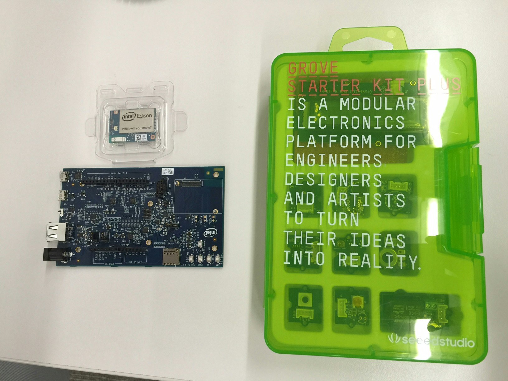 左上がEdison、左下がEdison Kit for Arduino、右側がGROVEキット