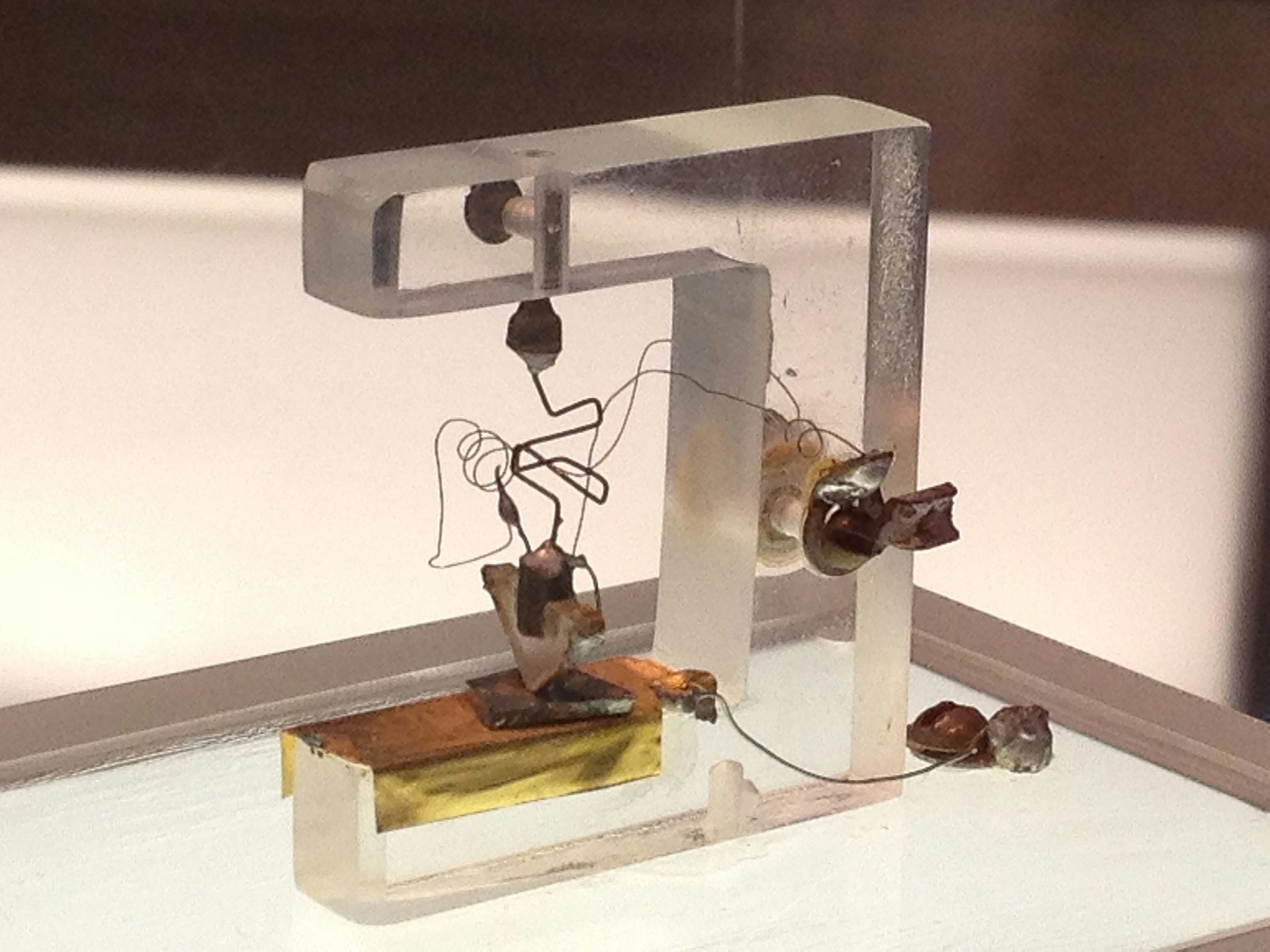 1st-Transistor.jpeg (cc3.0-SA)