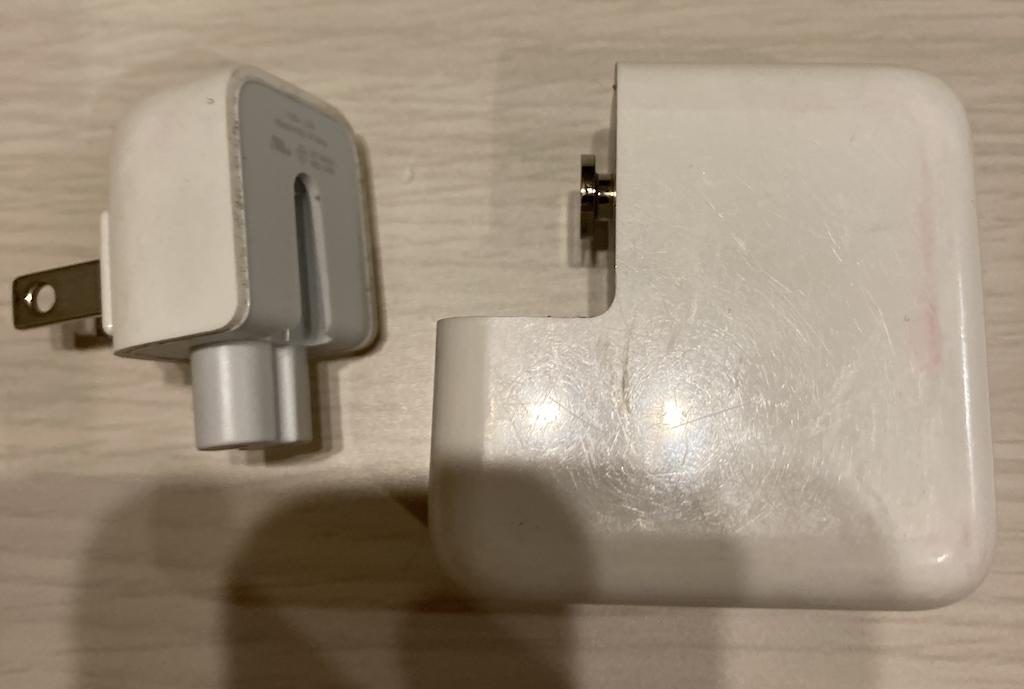 apple_acアダプタ_取り外し.png