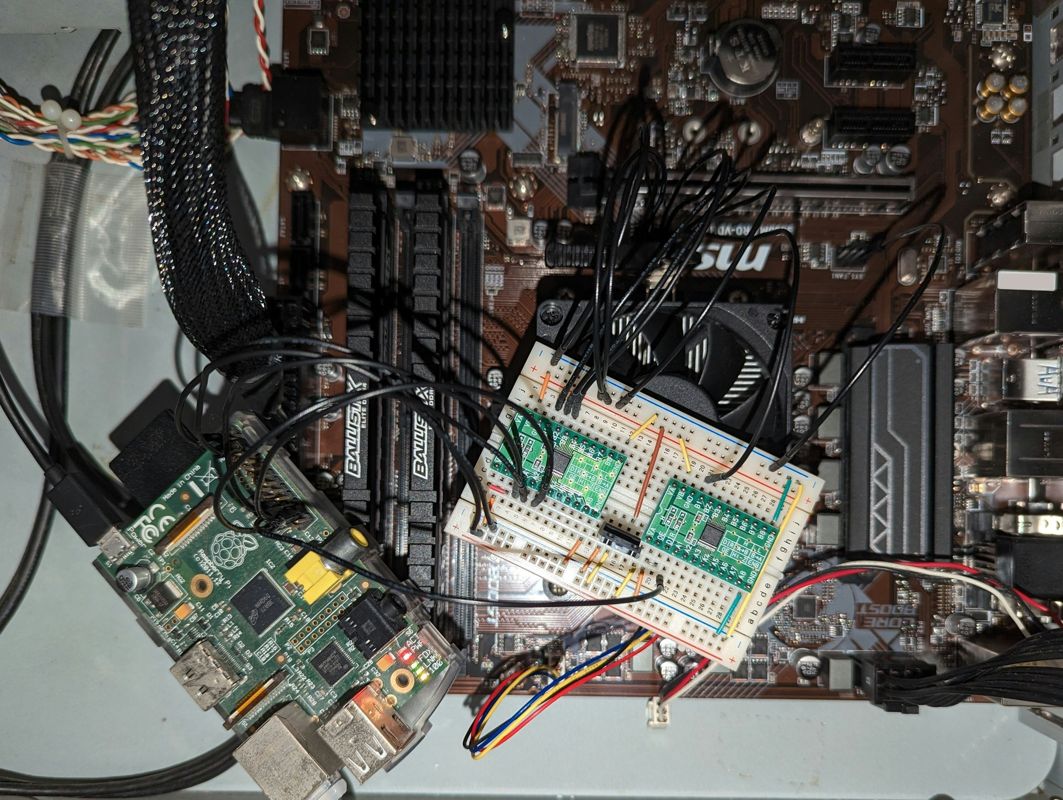 Raspberry Pi・ブレッドボード・マザーボードが接続された写真