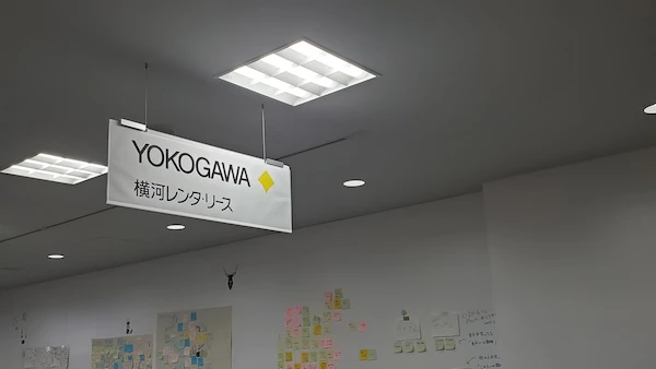 本社1階_天井にクライアント名ボード.jpg