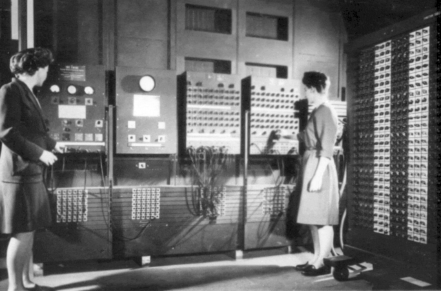 Two_women_operating_ENIAC.gif