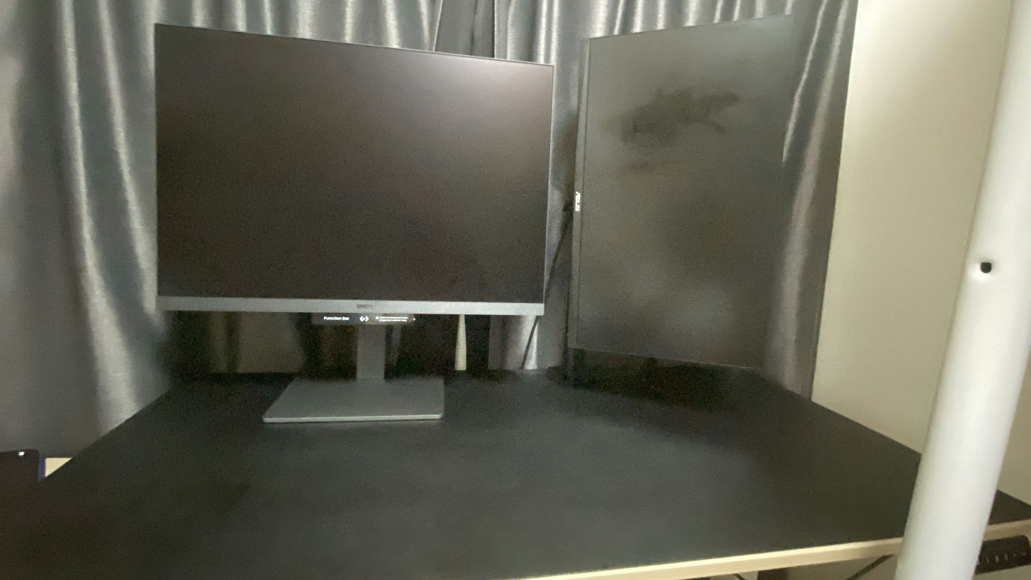 旧モニターを縦置きにした様子