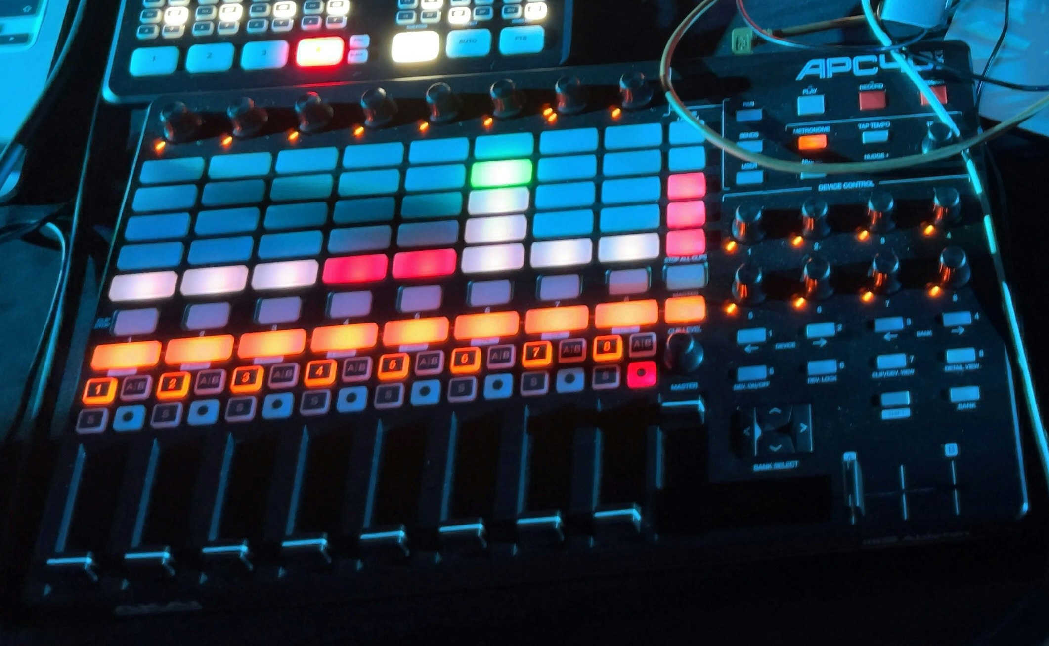 TouchDesignerでLEDを制御しているAPC40 IMG_6374.JPG