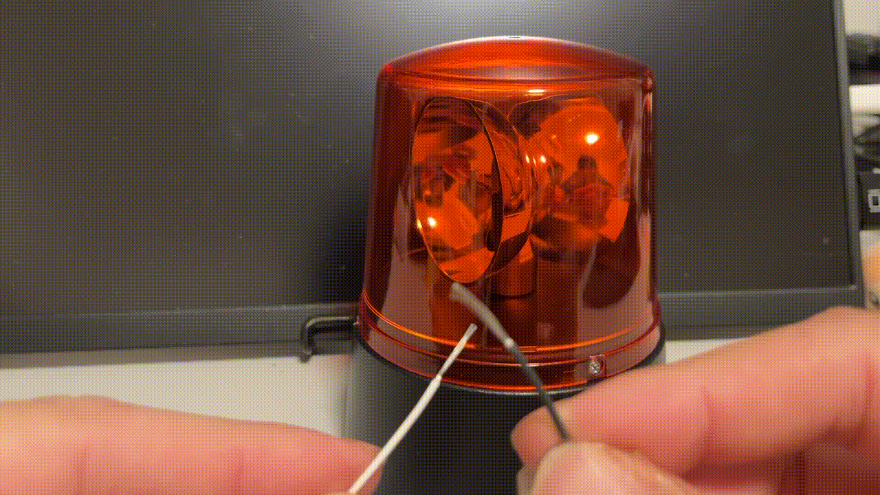 導線を合わせたらパトランプが回るgif画像