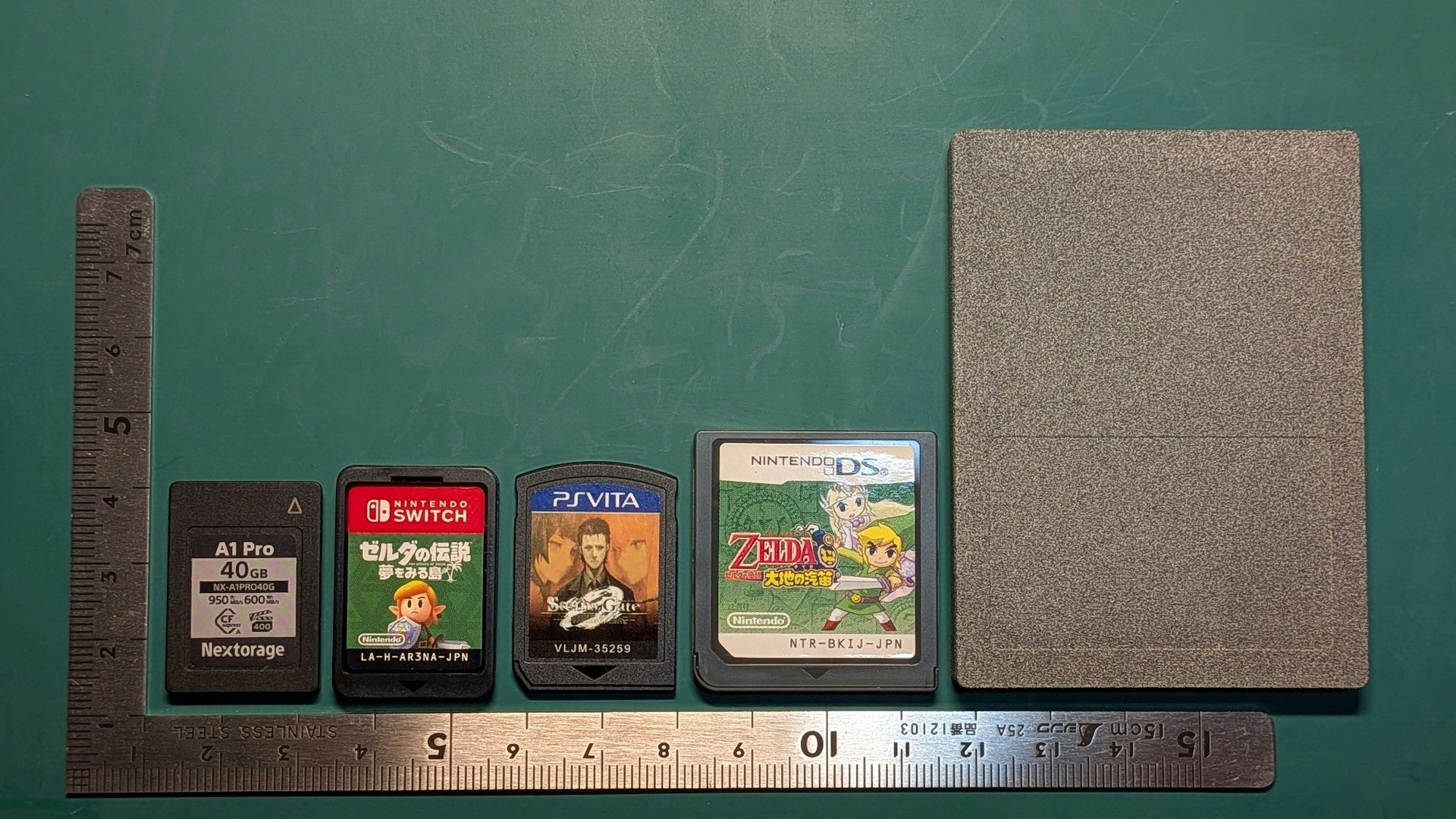 CFexpressカードと他のストレージとの外形寸法比較写真(3) CFexpressカードと他のストレージとの外形寸法比較写真(3)