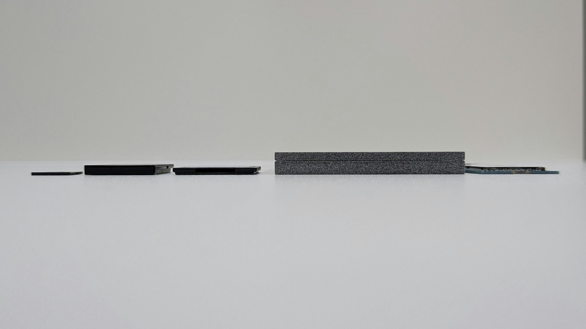 CFexpressカードと他のストレージとの外形寸法比較写真(2) CFexpressカードと他のストレージとの外形寸法比較写真(2)