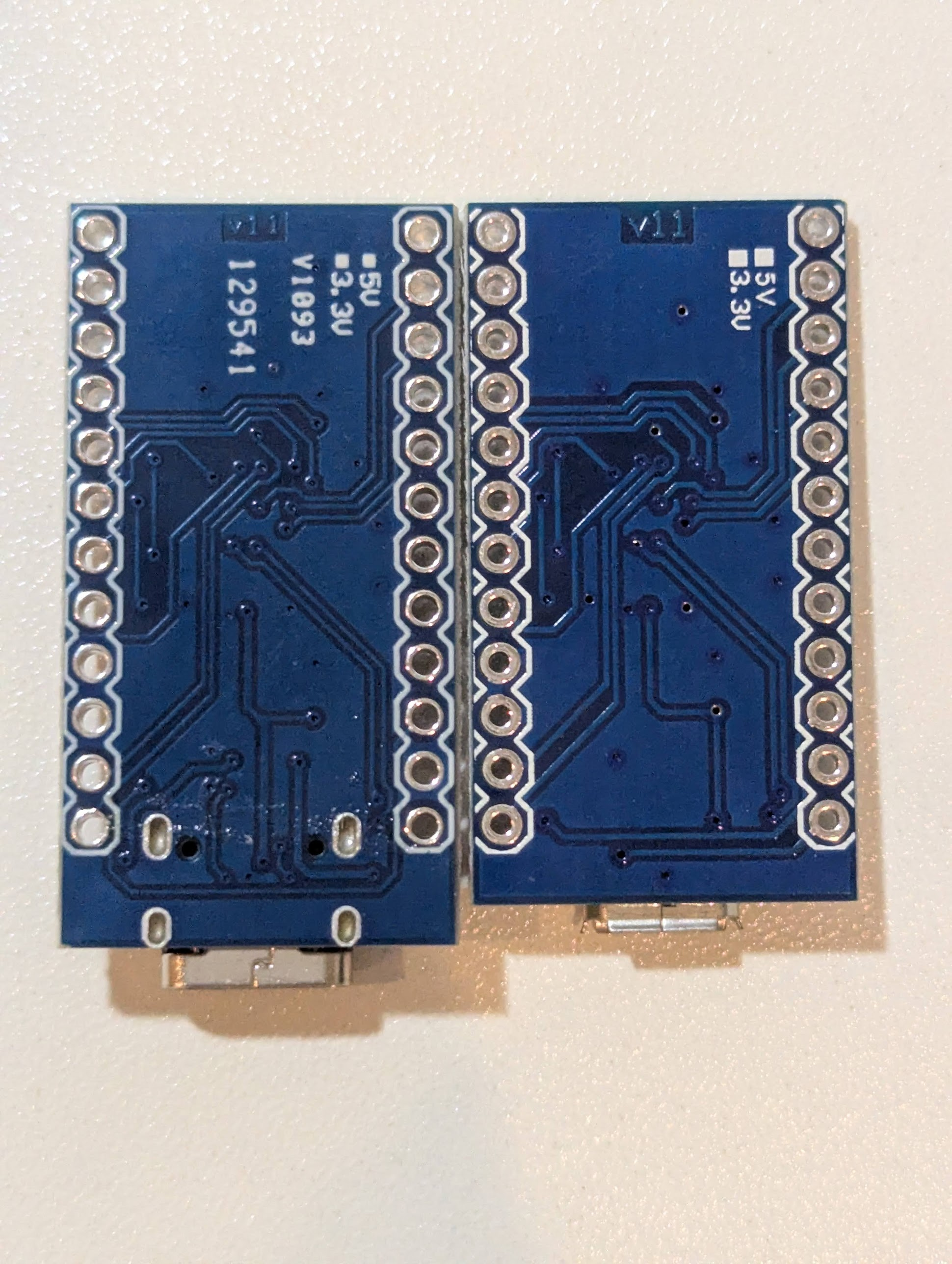 図:AliExpress製(左)と付属品(右)の比較