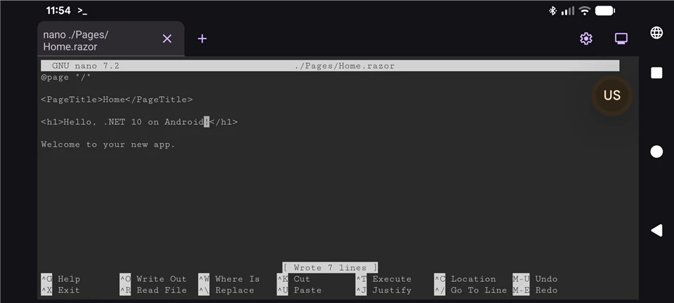 nano エディタを使って Home.razor を編集している様子