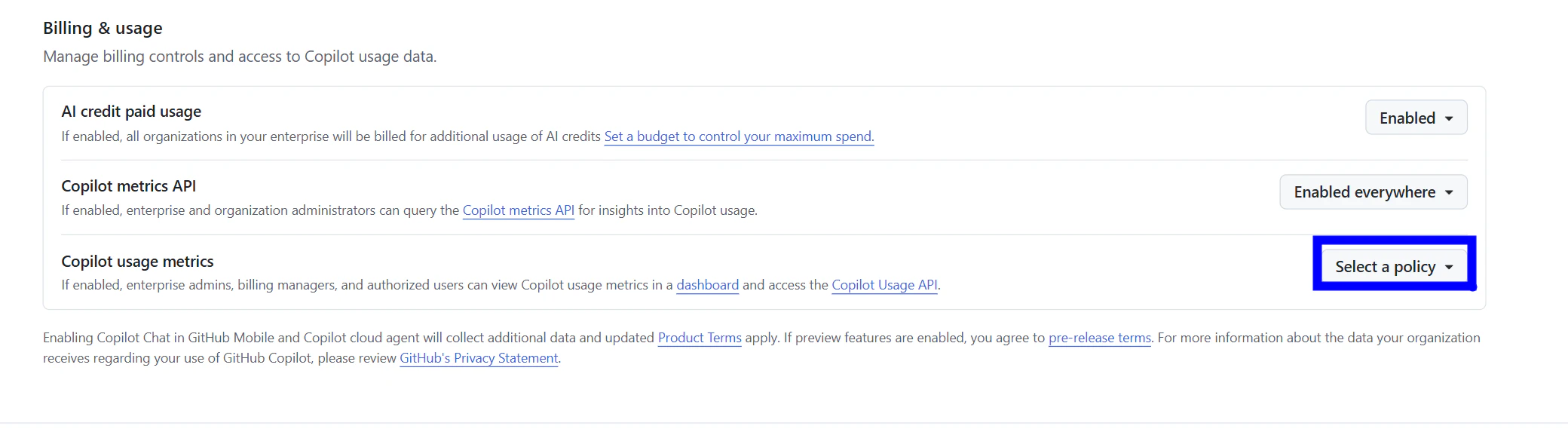 Billing & usageセクション。Copilot metrics APIはEnabled everywhereだが、Copilot usage metricsはSelect a policyのまま未設定になっている