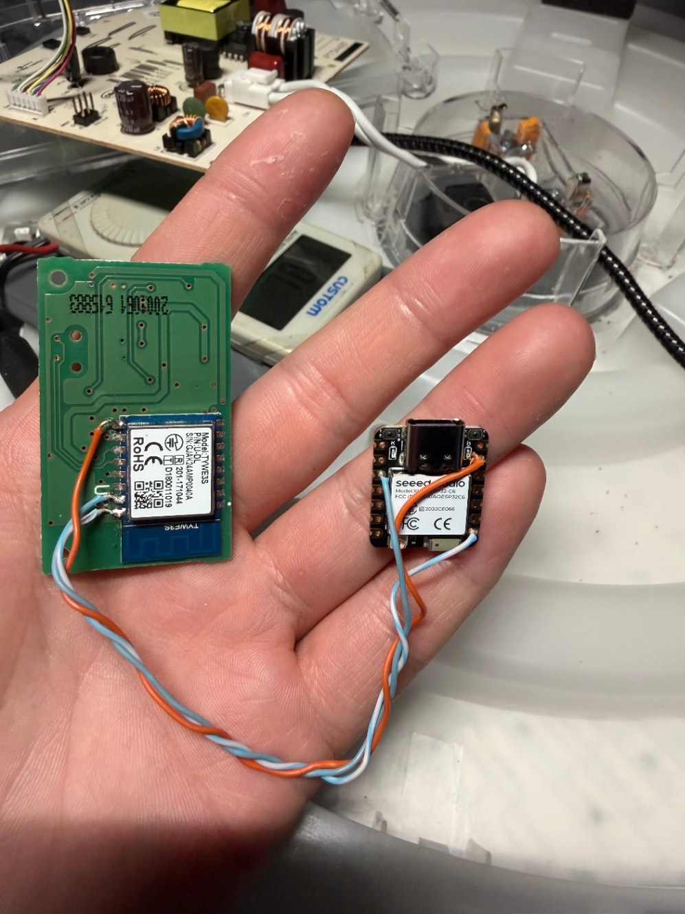 XiaoとTuyaモジュールを接続している様子 XiaoとTuyaモジュールを接続している様子