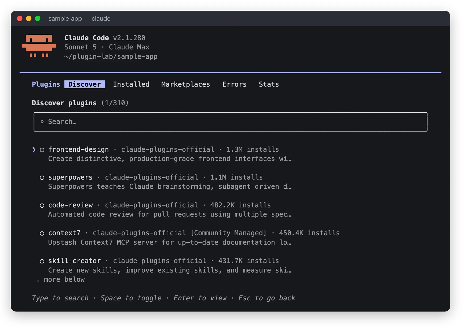 Claude Code の /plugin 画面の Discover タブ。Discover plugins 1/310 の表示の下に検索欄があり、frontend-design、superpowers、code-review、context7、skill-creator などのプラグインがインストール数とともに並んでいる